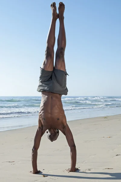 Soporte de mano recto en la playa — Foto de Stock