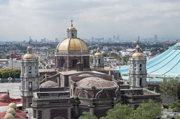 Basilica and skyline of Mexico City — Stock Photo, Image