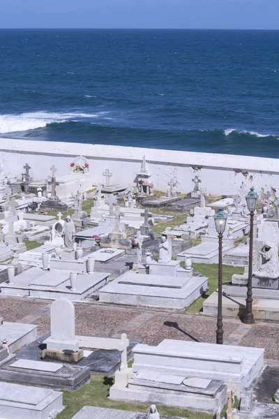 Cemetery overlooking ocean — Stock Photo, Image