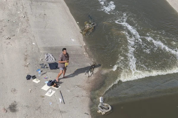 Un vagabundo se lava en el río —  Fotos de Stock