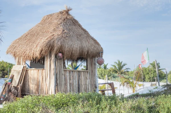 Halmtak beach hut — Stockfoto