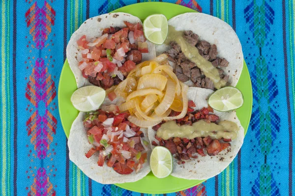 Mexikanische Fleisch-Tacos auf Teller, hoch gewinkelt — Stockfoto
