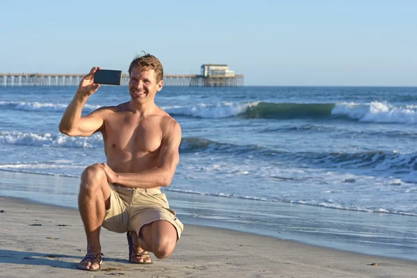 Mann macht Selfie am Strand — Stockfoto