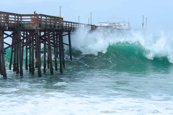 High surf en el muelle de Balboa en Newport Beach, California — Foto de Stock