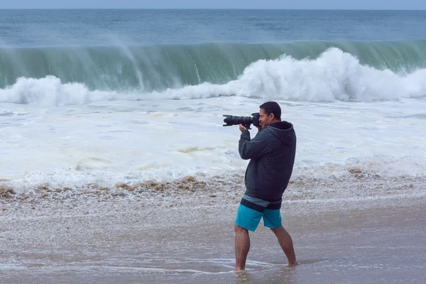 Fotógrafo disparando grandes olas en la playa de California — Foto de Stock