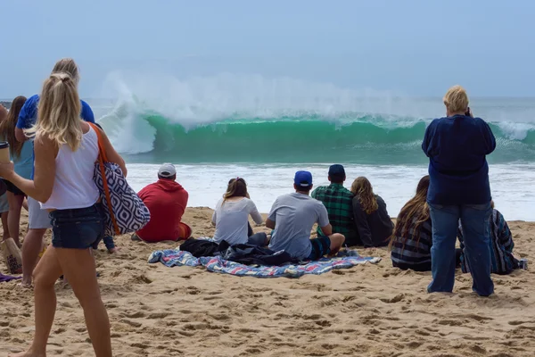 Θεατές παρακολουθούν το μεγάλο Καλιφόρνια surf — Φωτογραφία Αρχείου