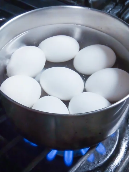 Preparing hard-boiled eggs — Stock Photo, Image