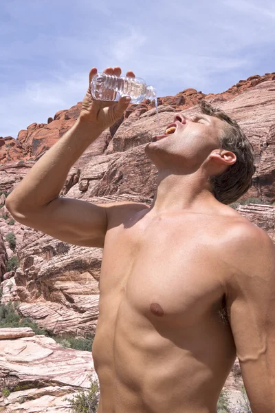Thirsty hiker in desert — 스톡 사진