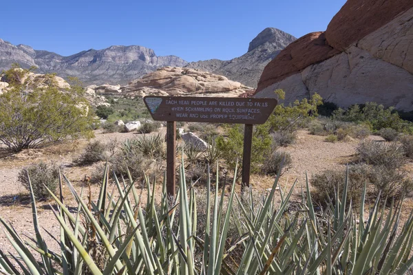 Предупреждающий знак туристам в каньоне Ред Рок — стоковое фото