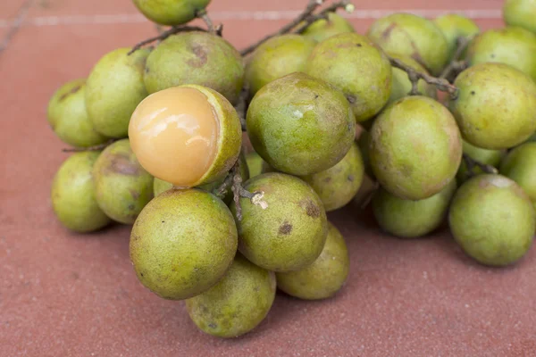 Melicoccus bijugatus Fruta de lima española — Foto de Stock