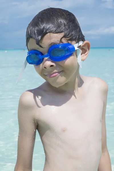 Μικρό αγόρι στις καλοκαιρινές διακοπές — Φωτογραφία Αρχείου