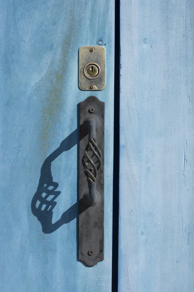 Handtag och lås på blå dörren — Stockfoto