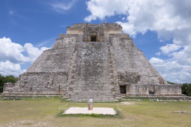 Sihirbaz içinde Uxmal Piramidi