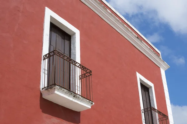 Färgglada koloniala balkonger i Valladolid, Mexiko — Stockfoto