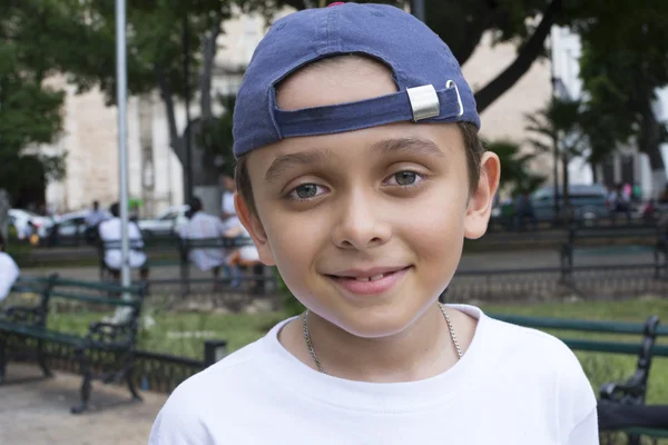 Cidade feliz menino — Fotografia de Stock