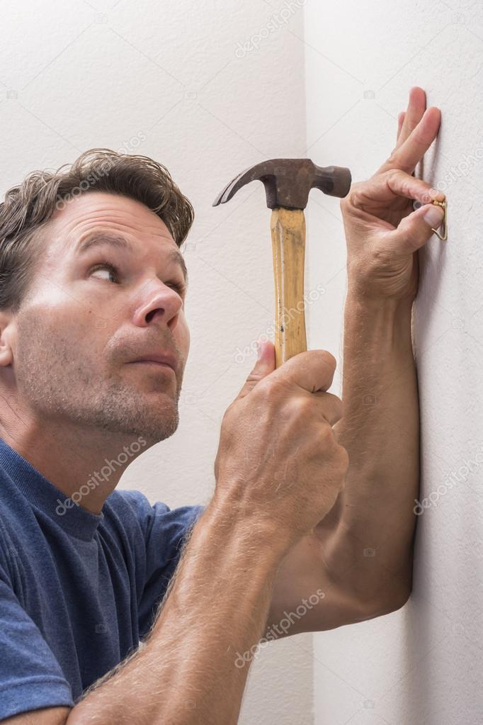 молоток забивает гвоздь. гвоздь вбивают ударяя по нему молотком. забивание гвоздя. человек вбивает гвоздь в стенку. человек вбивает гвоздь в стенку ударяя по нему молотком с силой 30н.