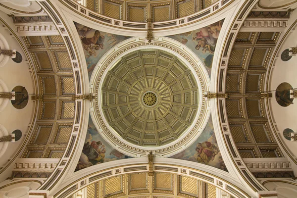 Celing adornado y cúpula de la iglesia católica — Foto de Stock