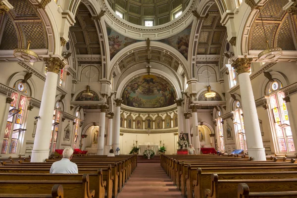 Innenraum der katholischen Kirche des Heiligen Leonhard — Stockfoto