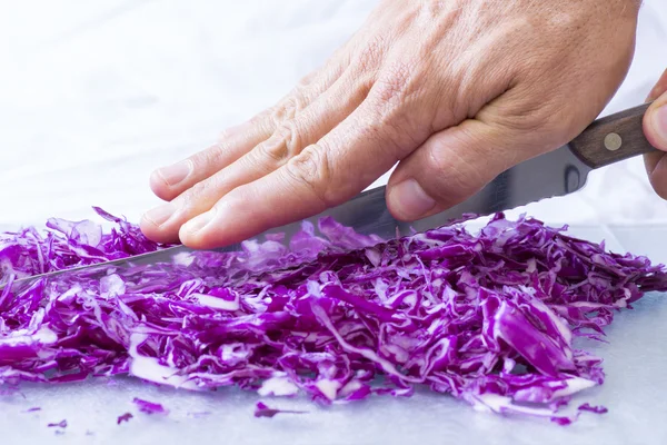 Closeup cutting red cabbage — Stock Photo, Image