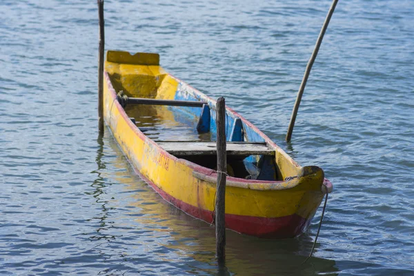Canoa rústica atracada en río — Foto de Stock
