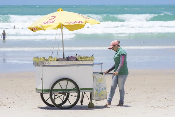 Carrinho de venda na praia brasileira — Fotografia de Stock