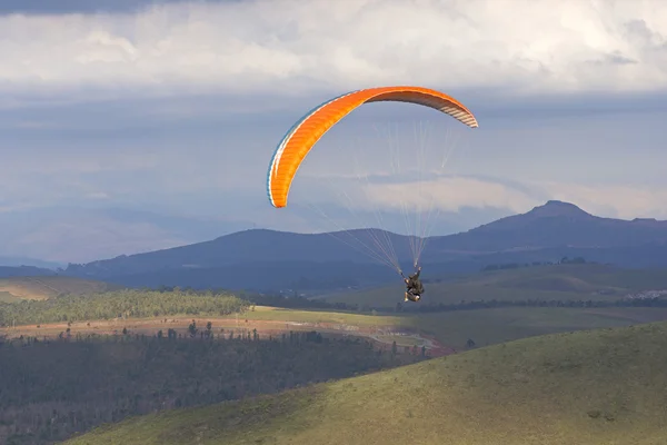 Paragliding over hilly valley — Stock Photo, Image