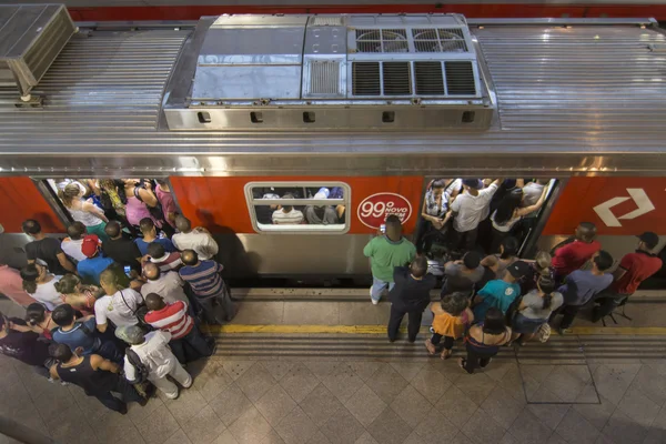 Crowd boarding train — Stock Photo, Image