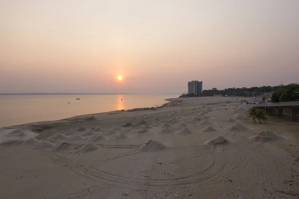 Mohyly z písku pláže na Rio Negro — Stock fotografie