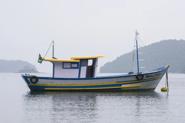 Barco pesquero brasileño amarrado en boya — Foto de Stock