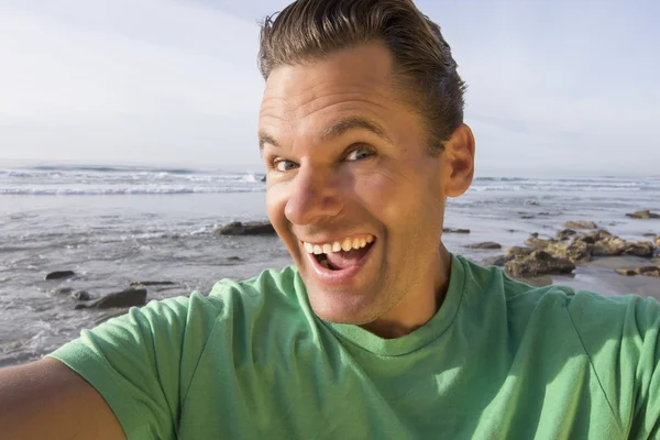 Louco feliz selfie pic no praia — Fotografia de Stock
