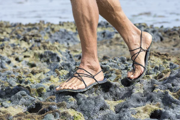 Caminhando em sandálias no recife de coral — Fotografia de Stock