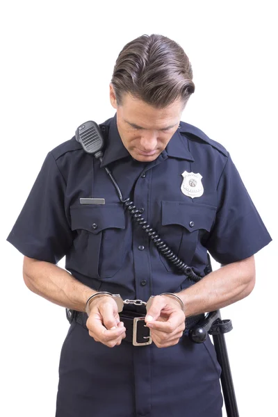 Офицер полиции в наручниках — стоковое фото