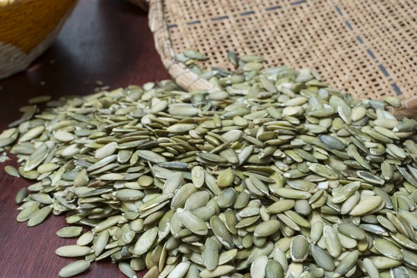 Raccolta tradizionale di semi di zucca — Foto Stock
