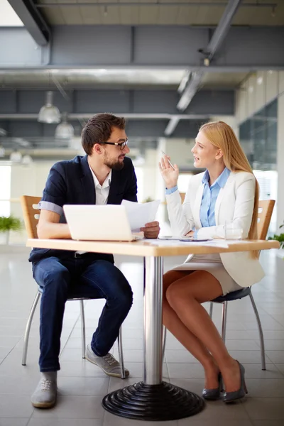 Colegas hablando por mesa — Foto de Stock