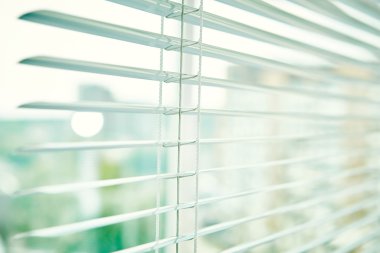 Jaluzi ofis pencere üzerinde