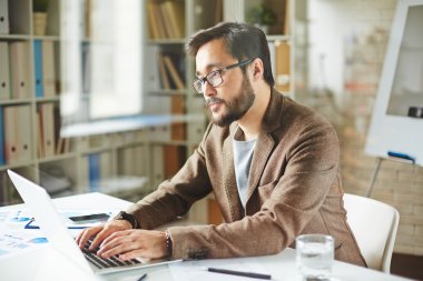 Bilgisayarda Daktilo Yazan İşadamı