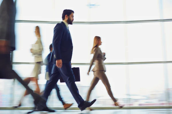 Empresários caminhando pelo corredor — Fotografia de Stock