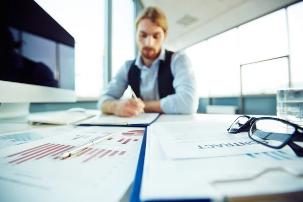 Handelspapieren op werkplek — Stockfoto