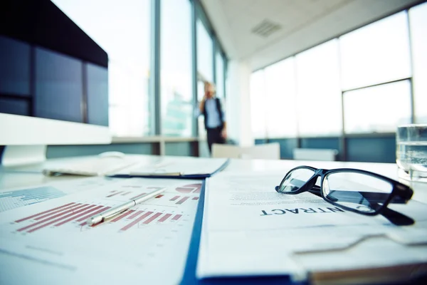 Documentos comerciales en el lugar de trabajo — Foto de Stock