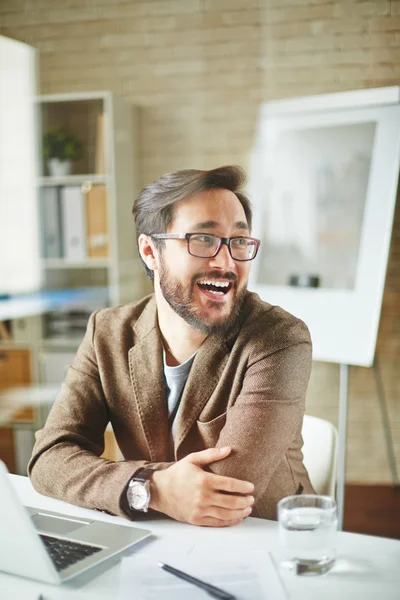 Affärsman som sitter på arbetsplatsen — Stockfoto