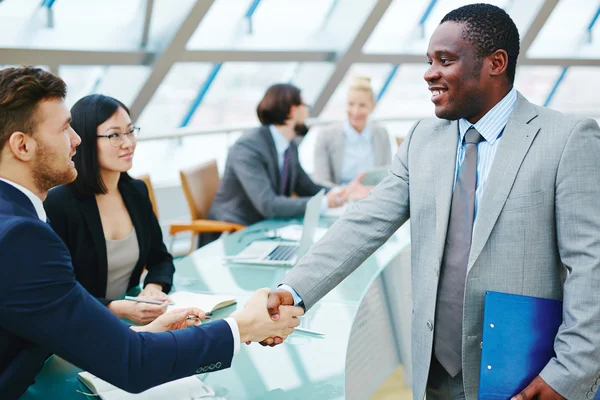 Dos hombres de negocios apretones de manos — Foto de Stock