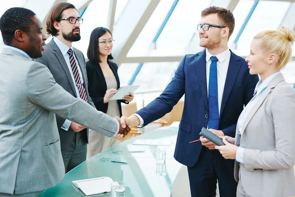 Twee zakenlieden handshaking — Stockfoto