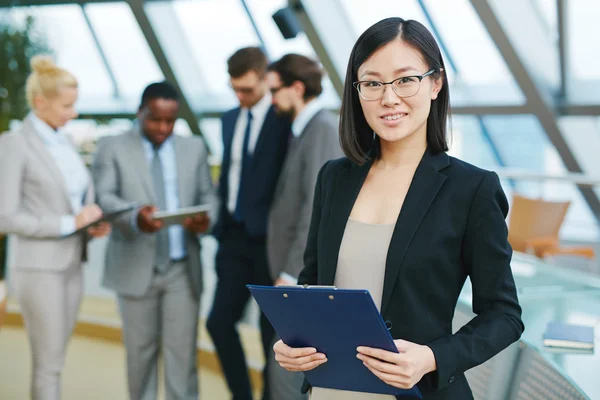 Young businesswoman with clipboard — Stock Photo, Image