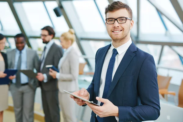 Líder empresarial con touchpad —  Fotos de Stock