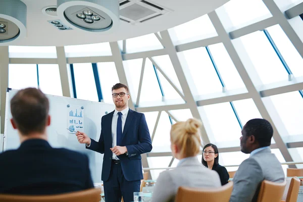 Affärsman pekar på dokument — Stockfoto