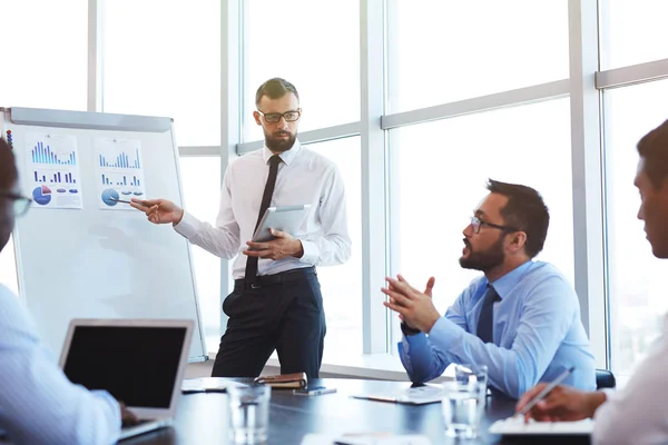 Affärsman pekar på dokument — Stockfoto