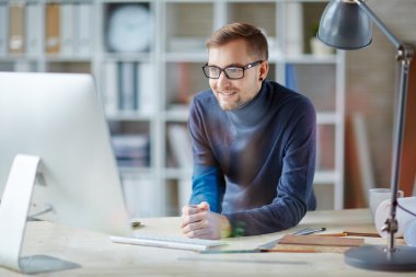 bilgisayar tarafından çalışma iş adamı