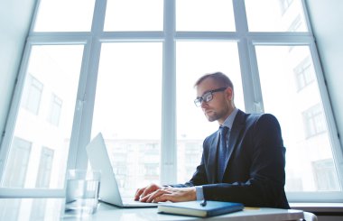 Bilgisayarda Daktilo Yazan İşadamı