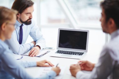 Çevrimiçi toplantı sırasında yöneticileri