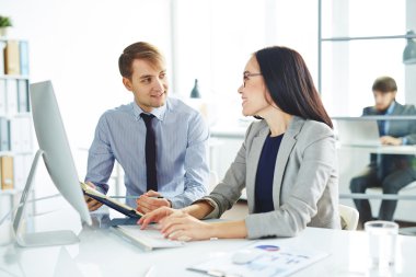 Sekreter fikirleri tartışmak